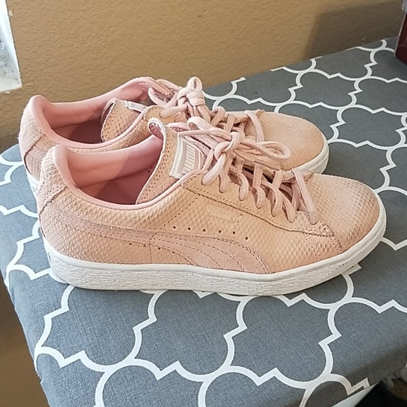 Puma Shoes - Puma Pink Suede Women's Shoes Size 6🎉HPx2🎉